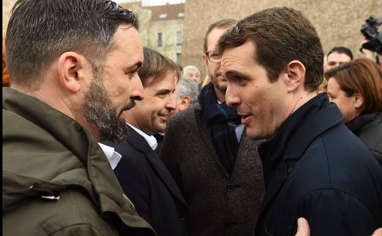 El presidente de VOX, Santiago Abascal (i), y el presidente del PP, Pablo Casado (d), conversan tras finalizar la concentración convocada por Vox, Ciudadanos y el PP en febrero de 2019 en la plaza de Colón de Madrid, en protesta por el diálogo de Pedro Sánchez con los independentistas catalanes y en demanda de elecciones generales