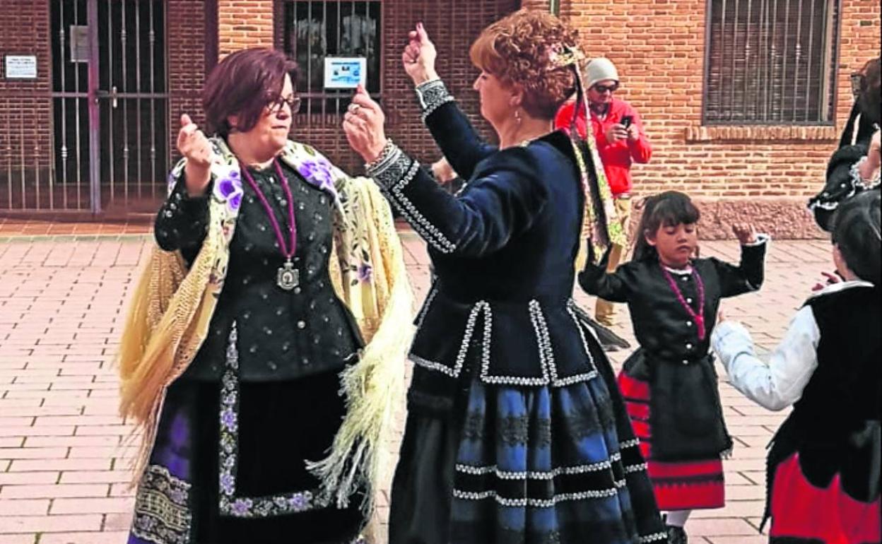 Marisa (a la izquierda) baila en las Águedas el pasado 8 de febrero, día en el que cumplió 50 años.