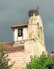 Imagen secundaria 2 - Vistas del municipio y campanario, con el tradicional nido de cigüeña. .