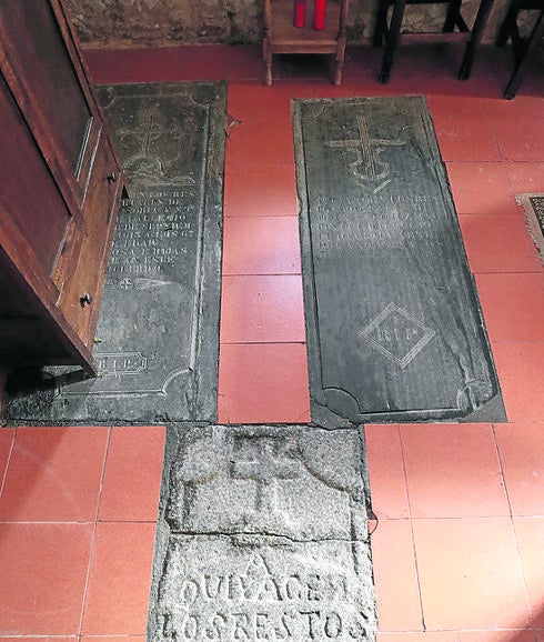 Lápidas de los enterramientos realizados en la sacristía de la iglesia de Larrodrigo.