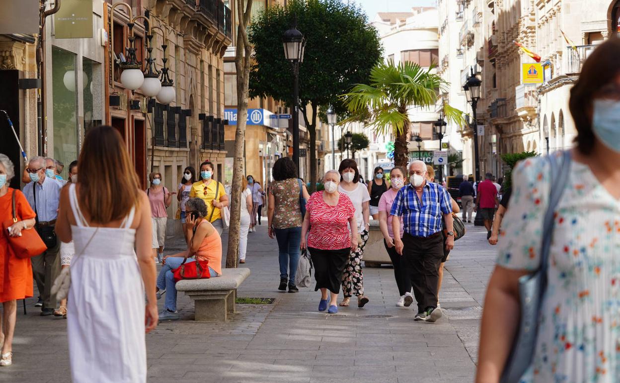 Viandantes en una calle comercial del centro de Salamanca. 