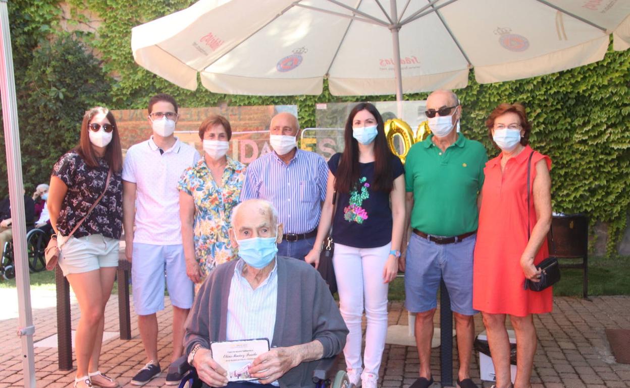 Elías Muñoz, en primer plano, en la celebración de su centenario. 