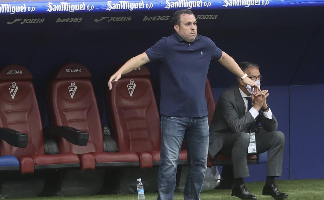 Sergio González gesticula tras una acción del partido en Eibar. 