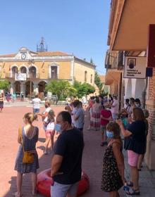 Imagen secundaria 2 - Estampas de la protesta vecinal llevada a cabo en Santa María la Real de Nieva para pedir la reapertura de la poiscina. 