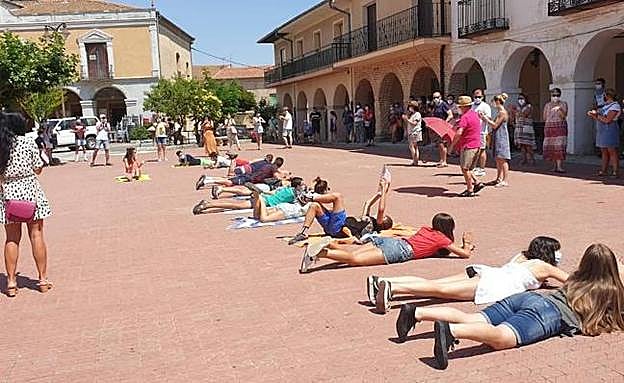 Imagen principal - Estampas de la protesta vecinal llevada a cabo en Santa María la Real de Nieva para pedir la reapertura de la poiscina. 