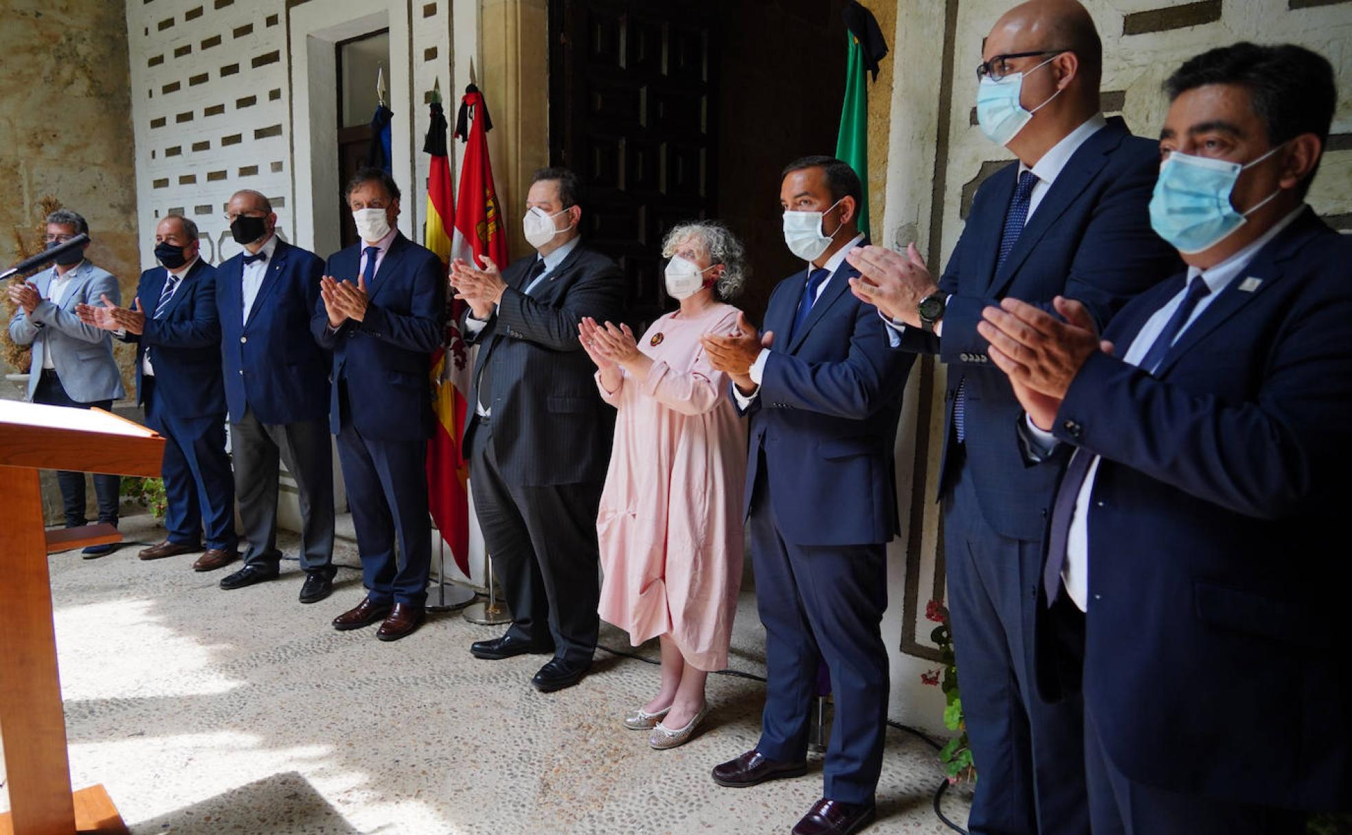 Caluroso aplauso de las autoridades en recuerdo a las víctimas de la pandemia. 