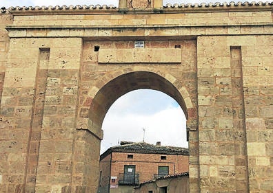 Imagen secundaria 1 - Puerta de Burgos y rollo jurisdiccional. 