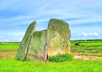 Imagen secundaria 1 - Arriba, Casa de los Condes donde se encuentra el Centro de Recepción de Visitantes del Territorio Vetón; Dolmen megalítico y milenario de la Navalito y torre del Museo Arqueológico.