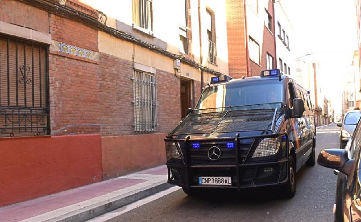 La Policía Nacional patrulla por Padre Manjón, donde residen algunos de los afectados.