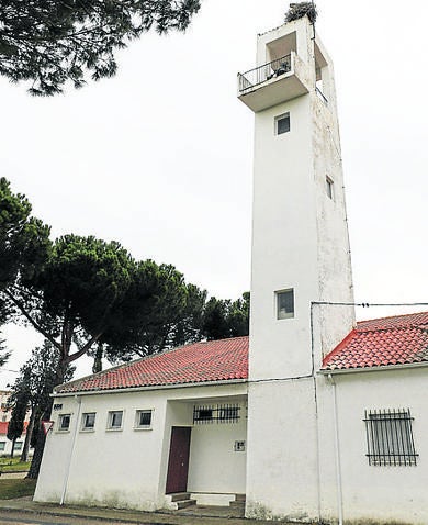 En la iglesia destaca la esbeltez de la torre.