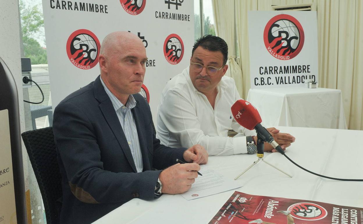 Mike Hansen, junto a Óscar Mendiluce, de Carramimbre. 