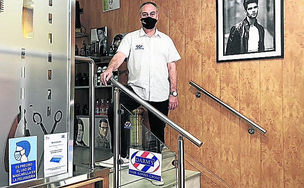 Mariano Castaño, presidente de ASEIMPEVA, en el interior de su peluquería. 