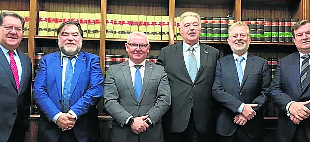 Parra, segundo por la izquierda, con el resto de miembros del Consejo General de Agentes Comerciales de España. 