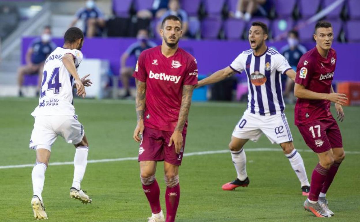 Joaquín celebra el gol de la permanencia ante la alegría de Plano y la desolación de Joselu y Ely. 