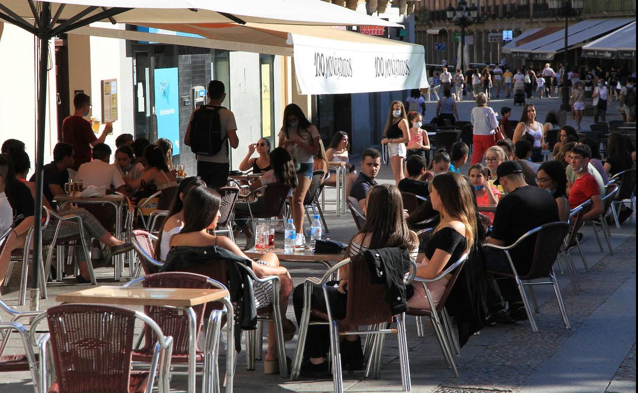 Clientes en una terraza de Segovia, la mayoría sin mascarillas, antes de ser obligatorio.