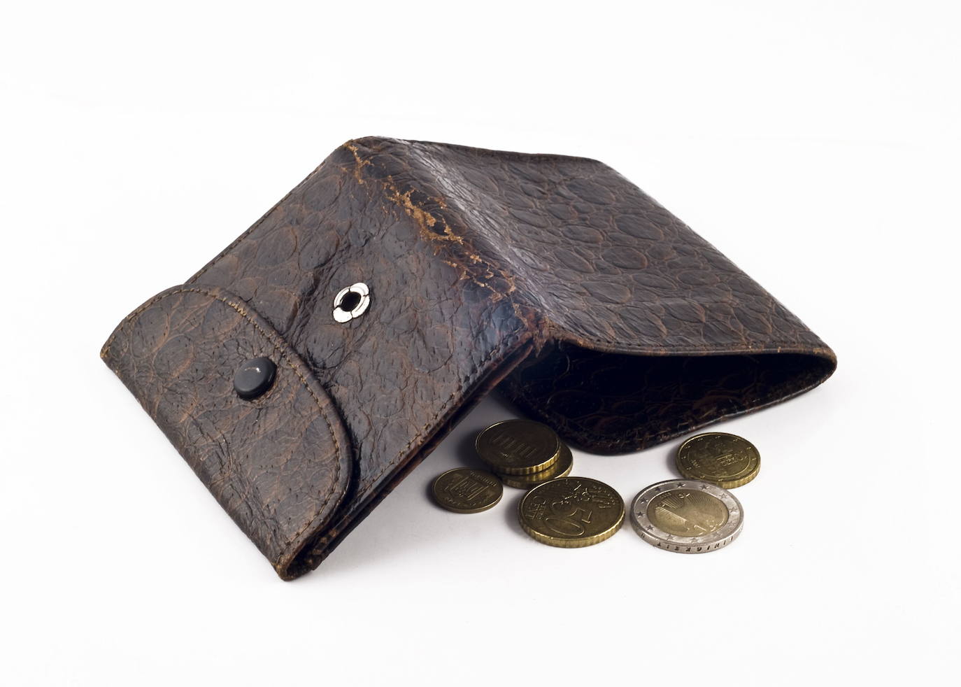 Una cartera con monedas.