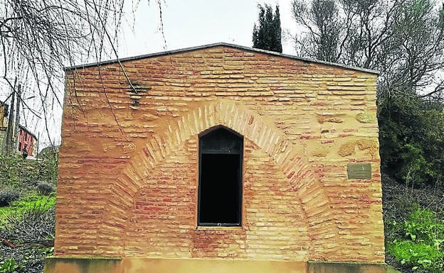 Imagen principal - Arriba, fuente mandada construir por los Cabeza de Vaca; Talla del Salvador, cuya autoría se relaciona con Bolduque o Mateo Enríquez y retablo de la Virgen