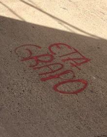 Imagen secundaria 2 - Aparecen en Villalón de Campos una decena de pintadas de ETA, Grapo y A.C.A.B.