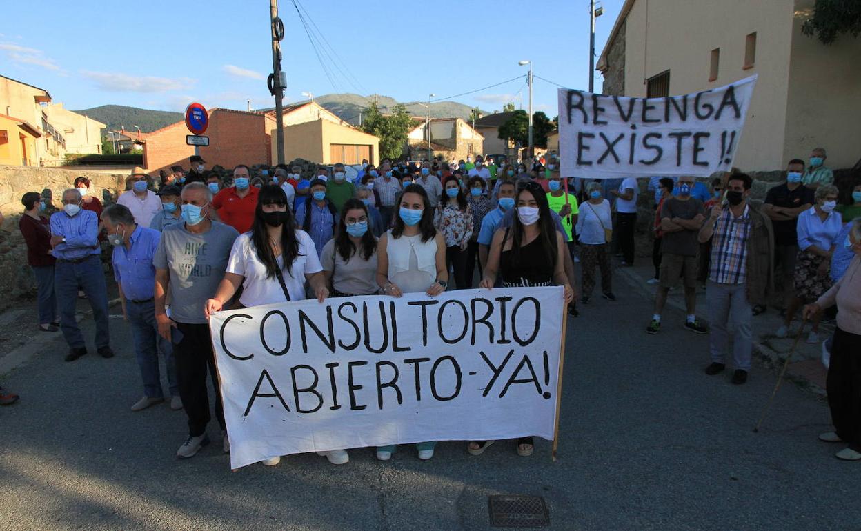 Manifestación en favor de la reapertura del consultorio de Revenga. 