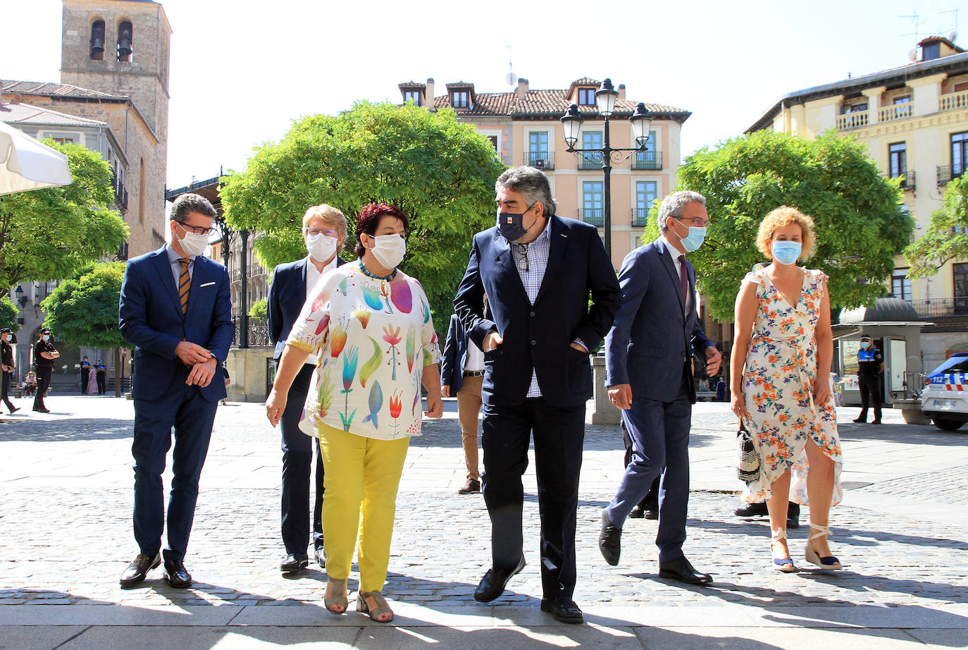 El ministro de Cultura (2º izq.) habla con el restaurador Cándido López a los pies del Acueducto de Segovia este viernes. 