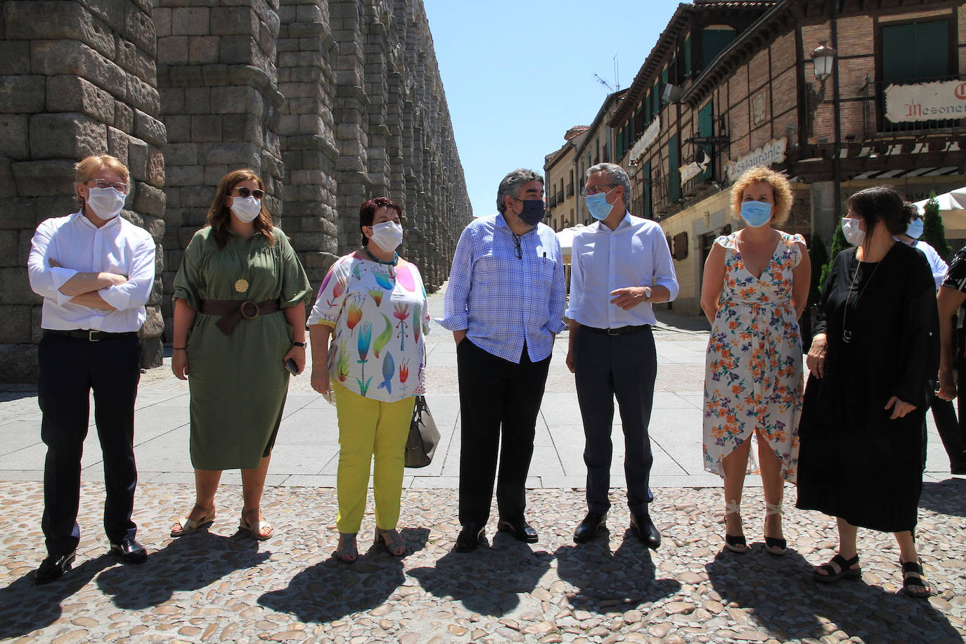 El ministro de Cultura (2º izq.) habla con el restaurador Cándido López a los pies del Acueducto de Segovia este viernes. 