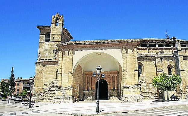 Iglesia de San Pedro, de estilo gótico con portada renacentista diseñada por Juan de Escalante.