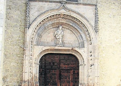 Imagen secundaria 1 - Arriba, interior de la iglesia de Santa María con el artesonado del coro; una de las portadas de la iglesia de Santa María y fuente pilón y lavadero en la localidad. 