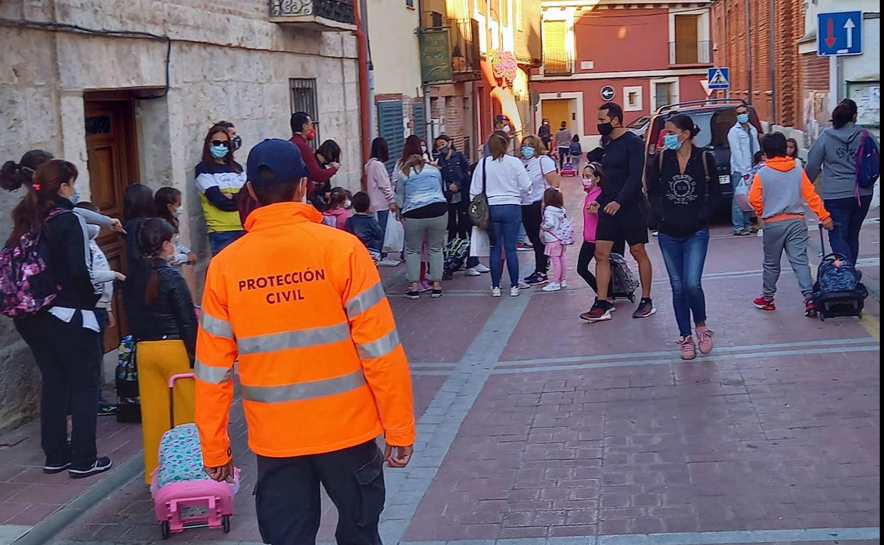 Un miembro de Protección Civil vigila los accesos al Colegio Pino Albar de Tudela de Duero.