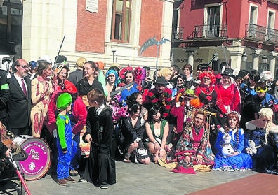 Imagen secundaria 1 - Arriba, exposición 'Juguemos a ser Románticos', de Mónica Martínez, en el Museo del Romanticismo de Madrid; abajo, a la izquierda, desfile 'COSPLAY', durante el Salón del Cómic y Manga de Castilla y León y a la derecha, Libros K, en la Villa del Libro de Urueña.