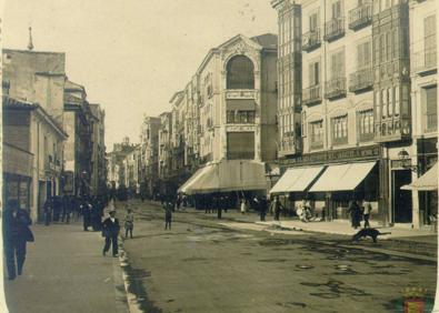 Imagen secundaria 1 - La calle Santiago a principios de siglo y, abajo a la derecha, durante las obras de peatonalización del tramo entre Claudio Moyano y Zorrilla, en 1997. 