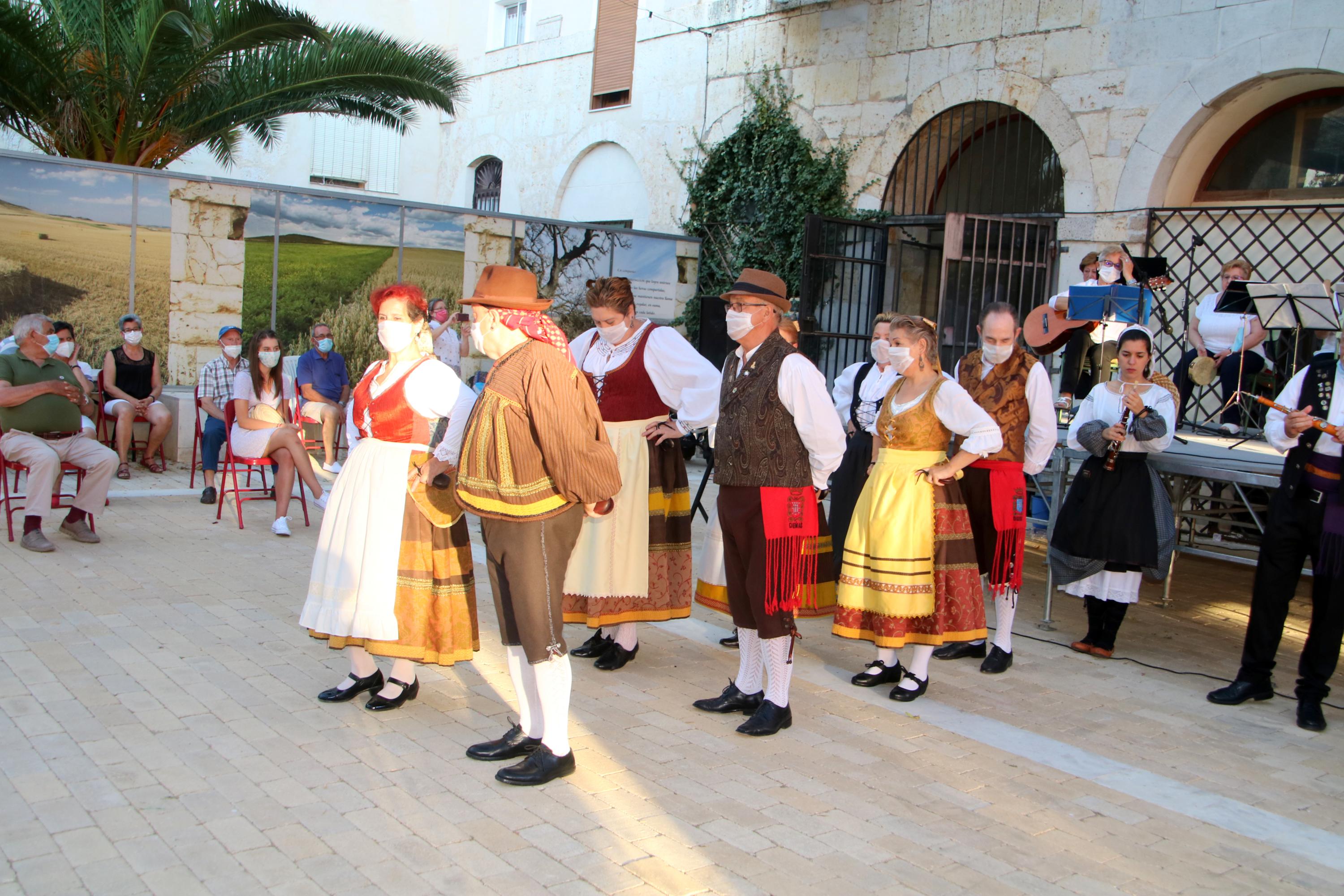 Actuación del Grupo de Danzas del Centro de Día de Mayores de Dueñas