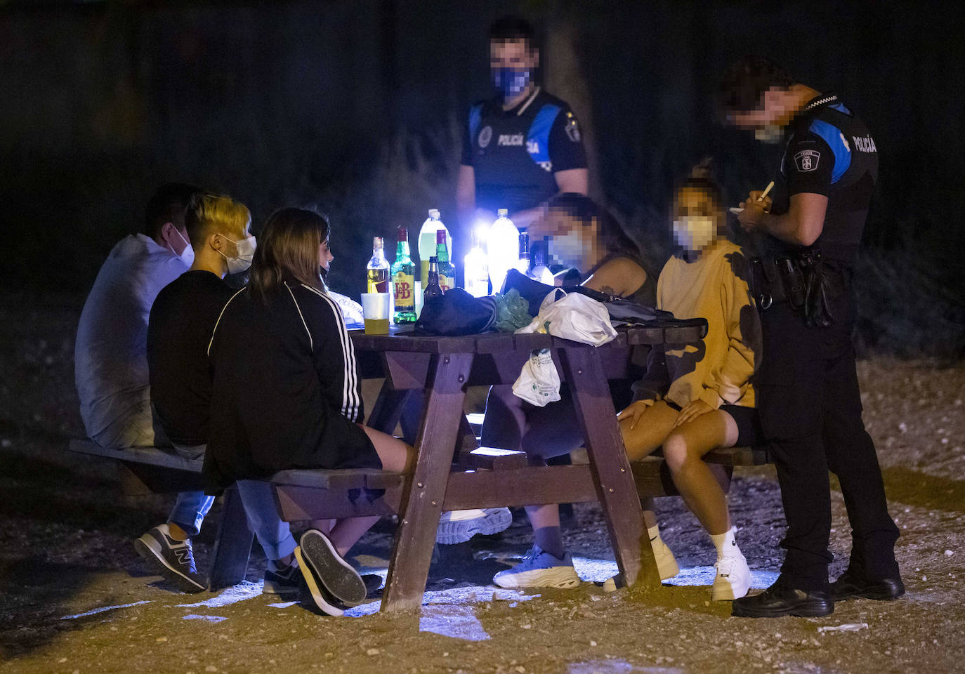 La Policía Local interviene en un botellón junto a la ermita de San Isidro. 