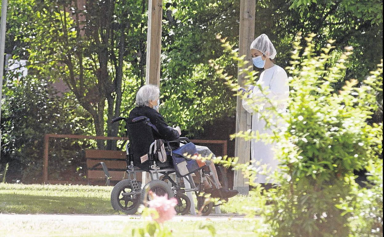 Una residente, junto a una trabajadora del centro de mayores de Parquesol. 