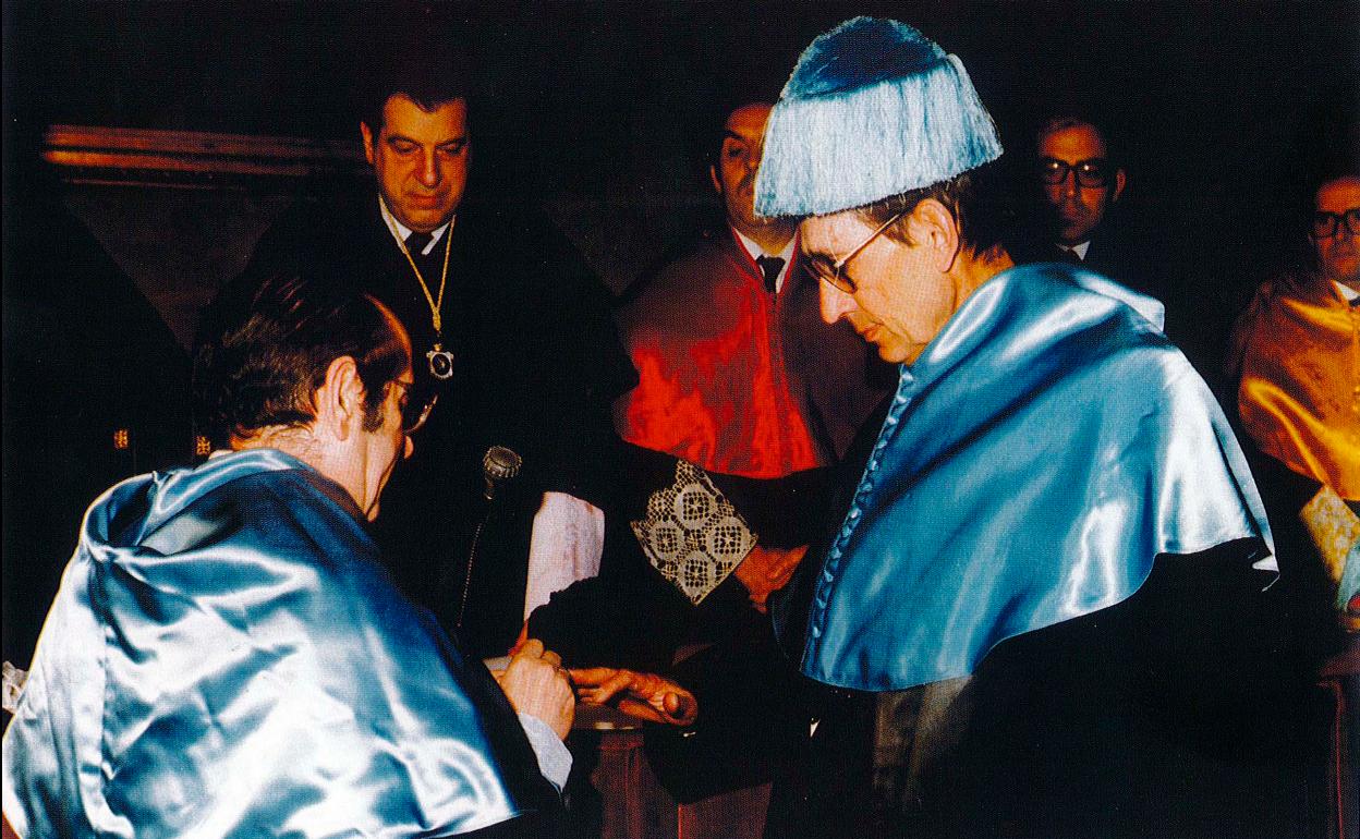 Umbral afirmó de Delibes que el suyo era un caso de «ventriloquía literaria». «Si yo escribo bien –dijo Delibes a los vallisoletanos en su discurso como doctor honoris causa por la UVA (en la foto)–, es porque vosotros habláis bien y yo os he escuchado».