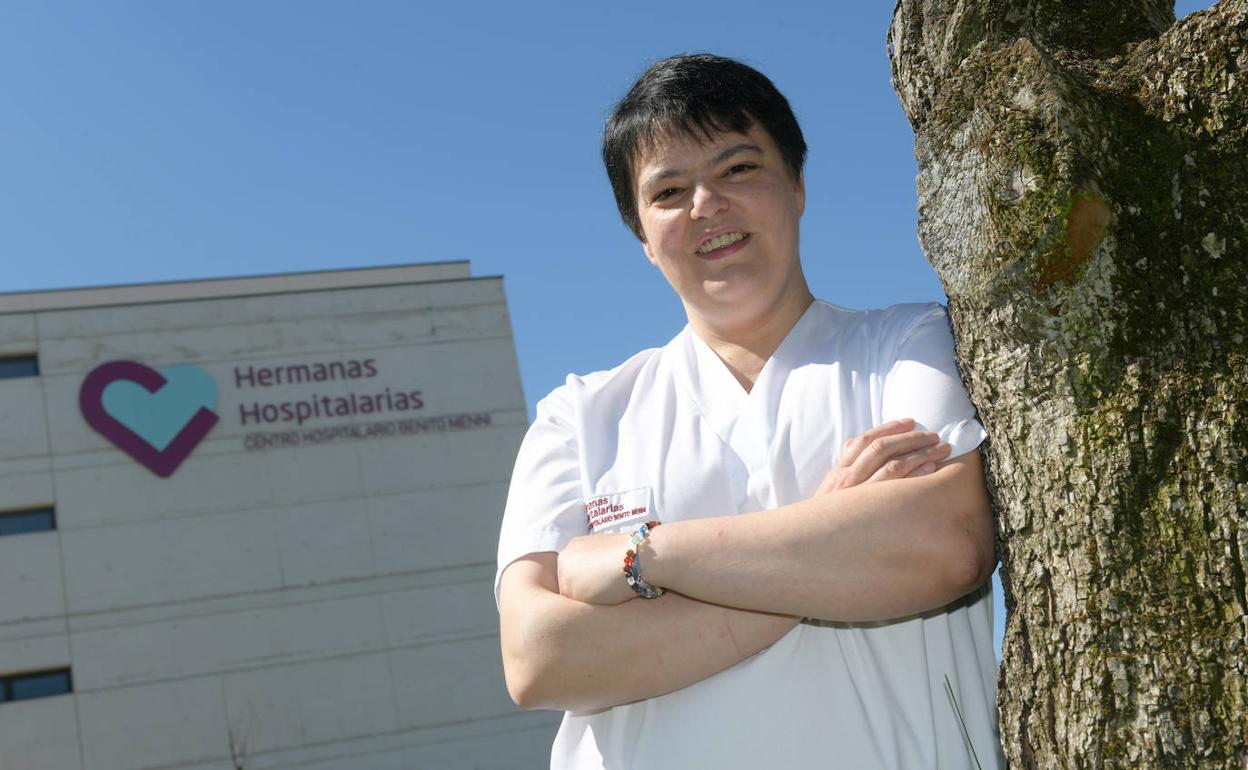 La doctora Martínez, en ele xterior del Benito Menni