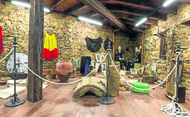 Imagen principal - Arriba, Museo etnográfico, ubicado en la Plaza Mayor; Puente de la Yunta, donde confluyen el arroyo Agadón Chico y el río Agadón.y torre de la iglesia también cuenta con restos de huellas fósiles.