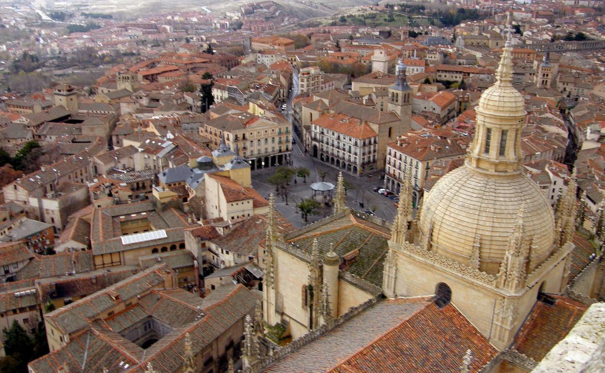 Panorámica de parte de la Ciudad Vieja de Segovia con la Catedral en primer término. 