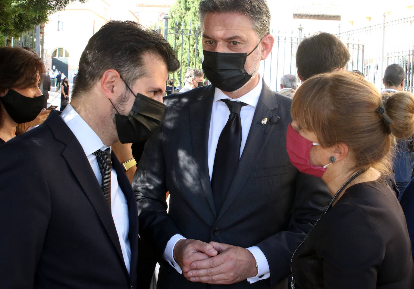 Asistentes al homenaje a los fallecidos por la pandemia celebrado en Segovia 