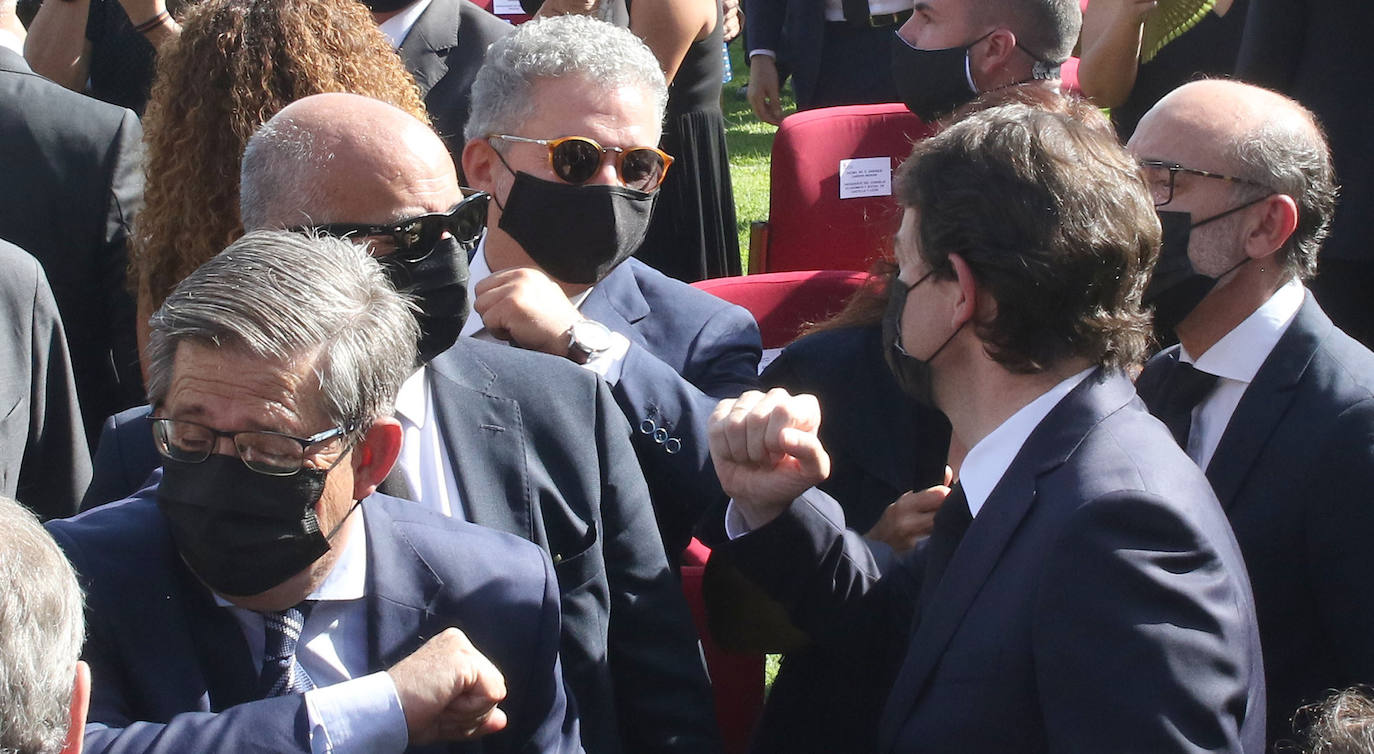 Asistentes al homenaje a los fallecidos por la pandemia celebrado en Segovia 