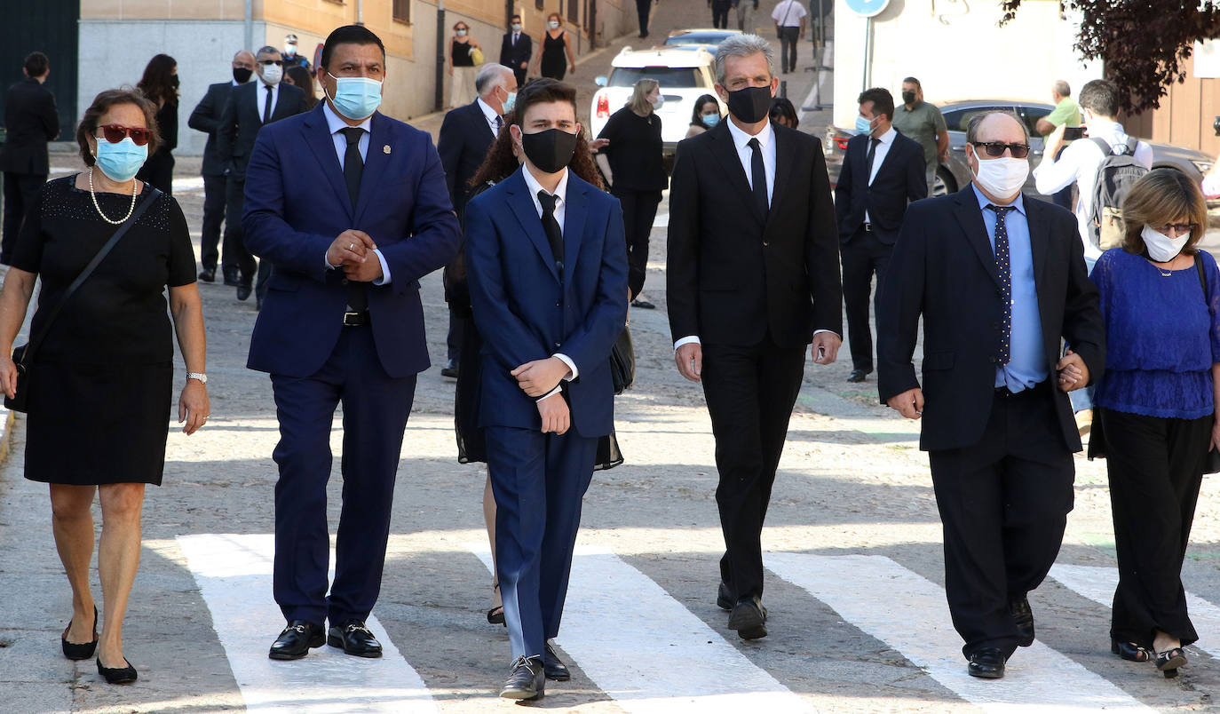 Asistentes al homenaje a los fallecidos por la pandemia celebrado en Segovia 