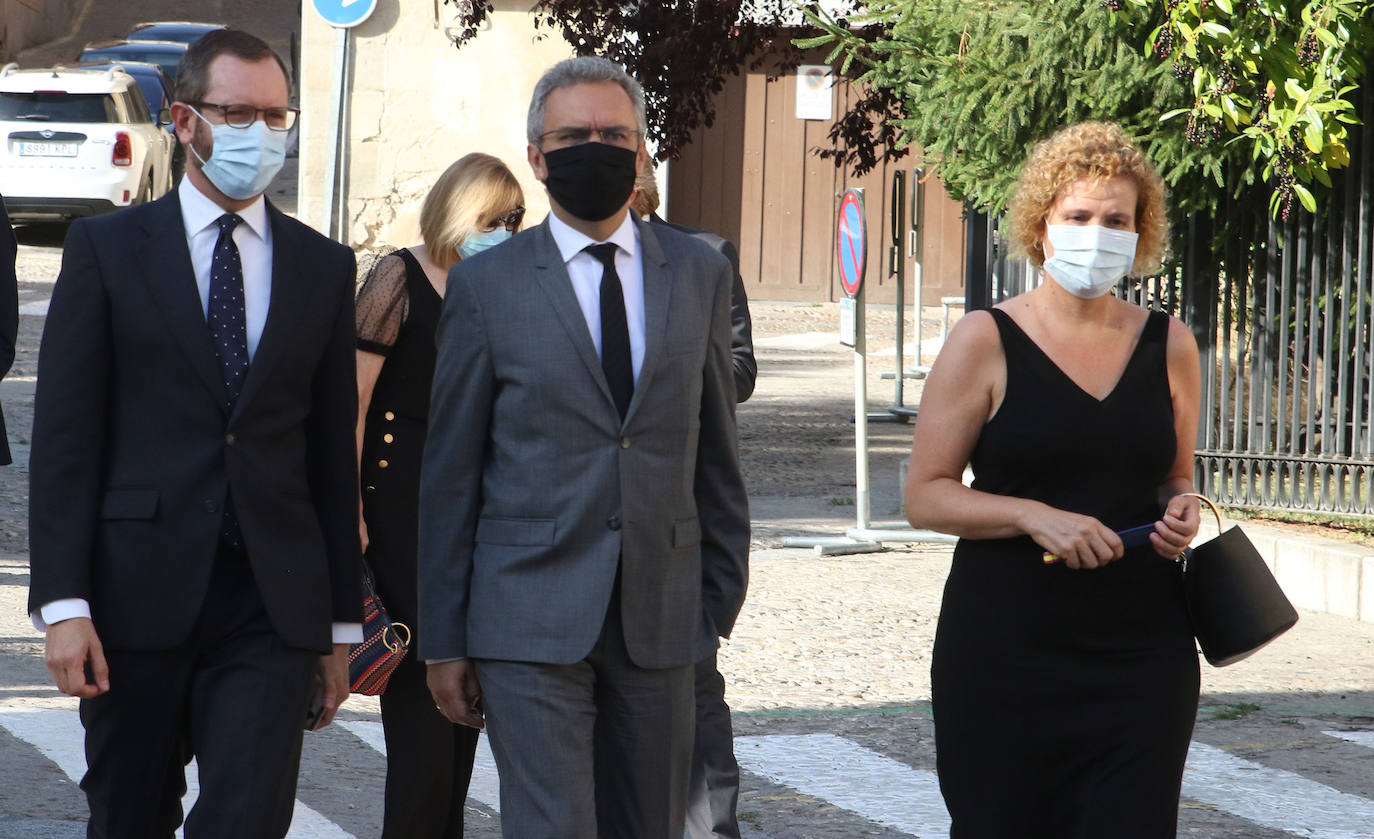 Asistentes al homenaje a los fallecidos por la pandemia celebrado en Segovia 