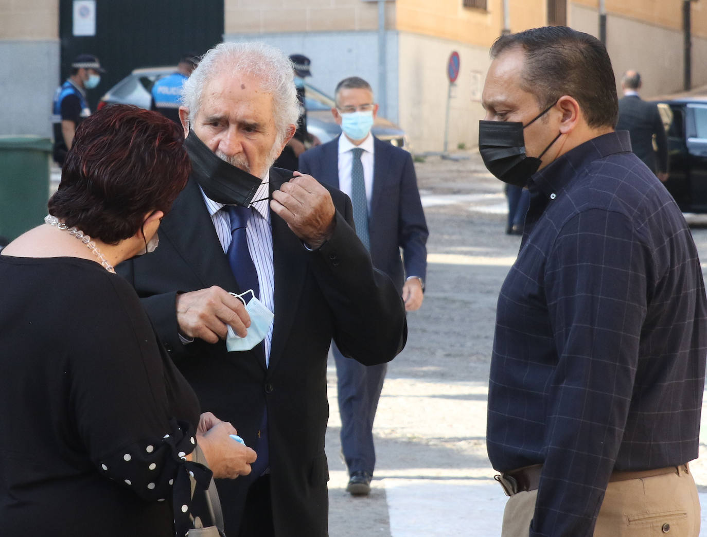 Asistentes al homenaje a los fallecidos por la pandemia celebrado en Segovia 