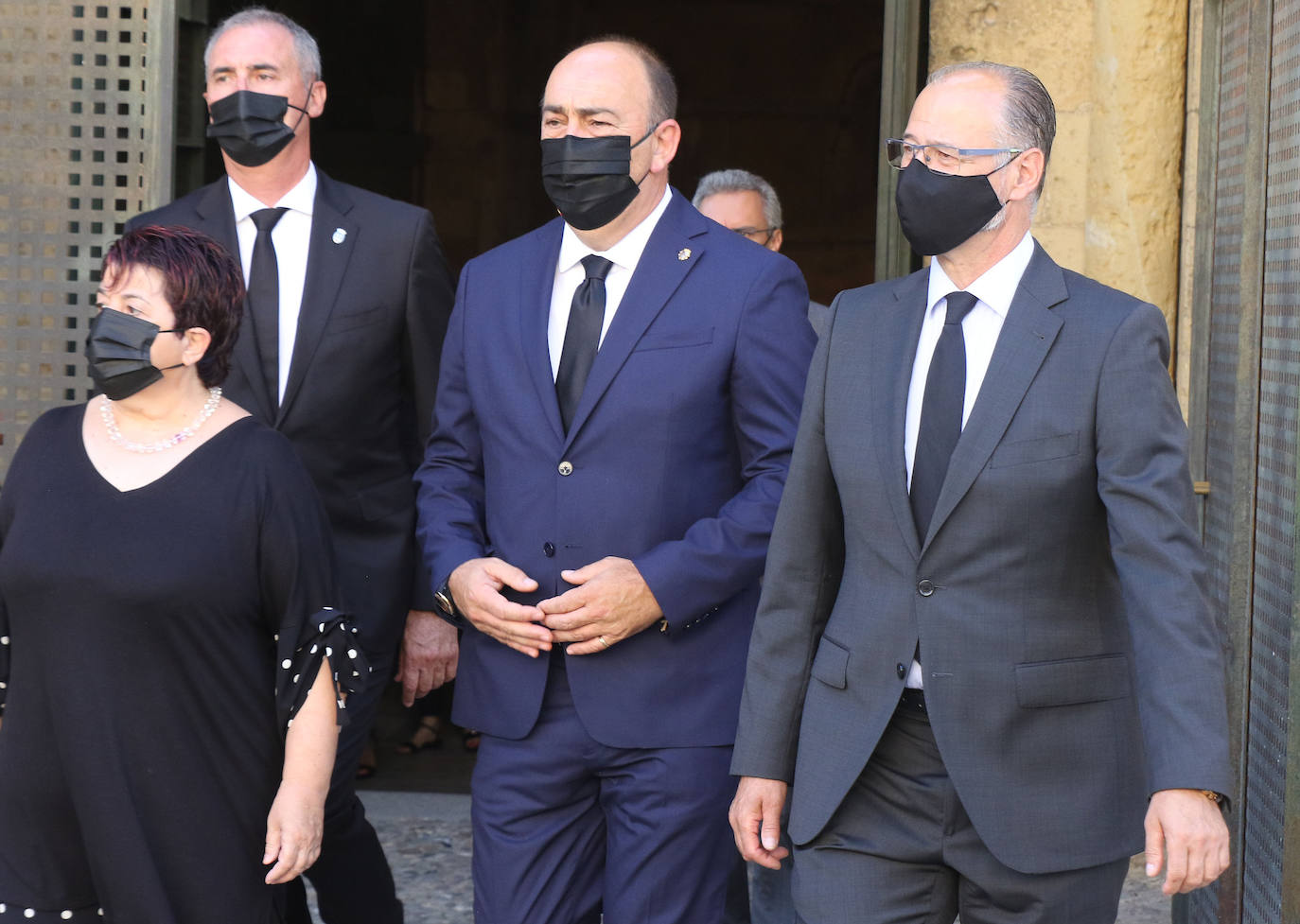 Asistentes al homenaje a los fallecidos por la pandemia celebrado en Segovia 