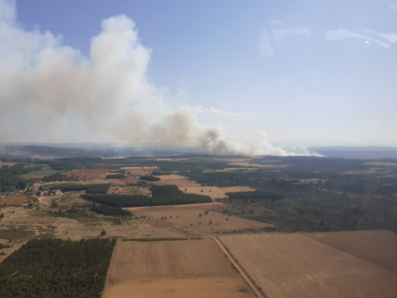 Un gran fuego en Vega de Magaz moviliza a numerosos efectivos por su virulencia | Efectivos de Brif Tabuyo, Rabanal del Camino y Camposagrado, junto al avión de coordinación (ACO) intervienen en la zona.