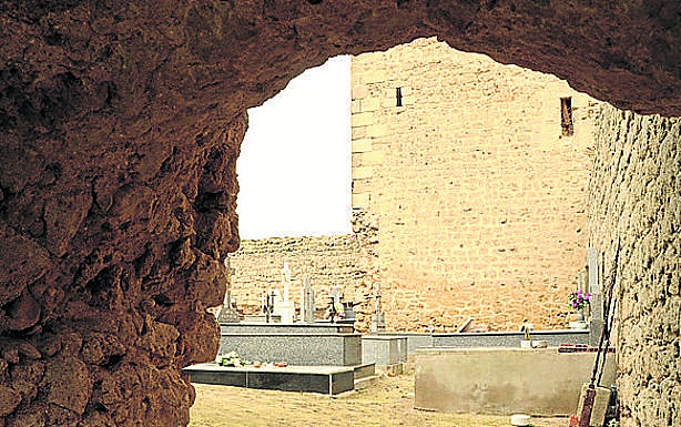 Imagen principal - Arriba, panteones en el interior del castilla; órgano de la iglesia y torre mudéjar, que marca el perfil de la localidad 