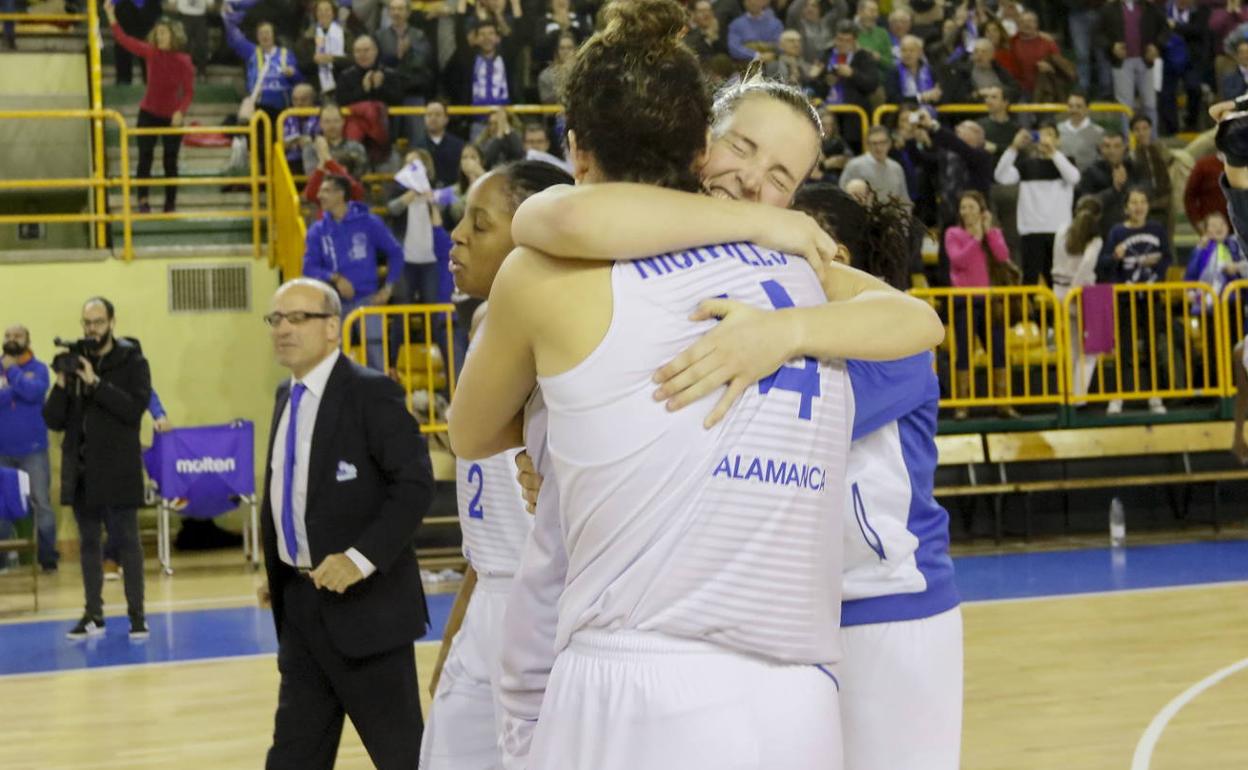 Jugadoras de Avenida se felicitan tras un partido de Euroliga.