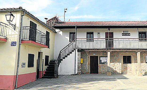 Fachada de la Casa Consistorial que sigue la estructura de las casas serranas con balconada. 