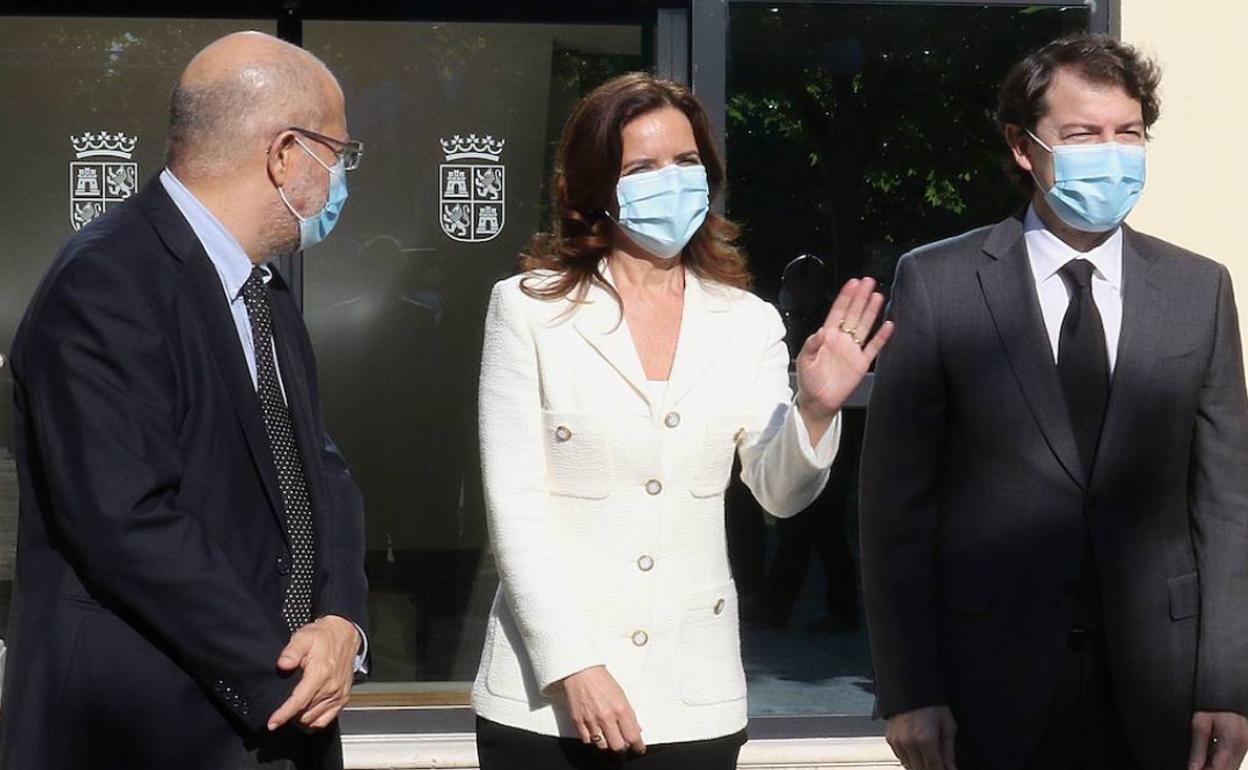 Francisco Igea, Ana Carlota Amigo y Alfonso Fernández Mañueco, durante la toma de posesión de la consejera de Empleo. 