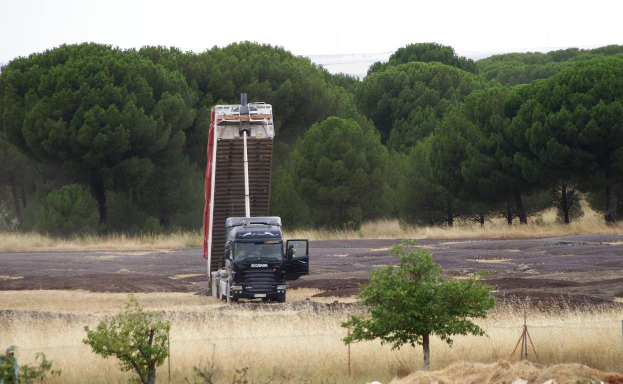Un camión depositando los supuestos lodos junto a la urbanización Los Hornos de Mojados.