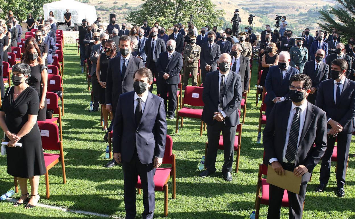 El presidente de la Junta (centro) encabezó el homenaje en Segovia a los fallecidos durante la pandemia y a los profesionales que han trabajado en primera línea para hacerle frente.